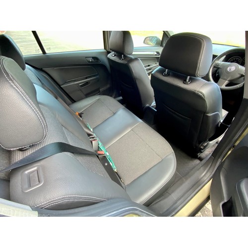 1 - 2005 VAUXHALL ASTRA DESIGN, 5 DOOR HATCH BACK PETROL 1796CC, AUTOMATIC, GOLD COLOUR VK05EXG
MOT EXPI... 