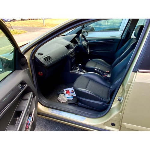1 - 2005 VAUXHALL ASTRA DESIGN, 5 DOOR HATCH BACK PETROL 1796CC, AUTOMATIC, GOLD COLOUR VK05EXG
MOT EXPI... 