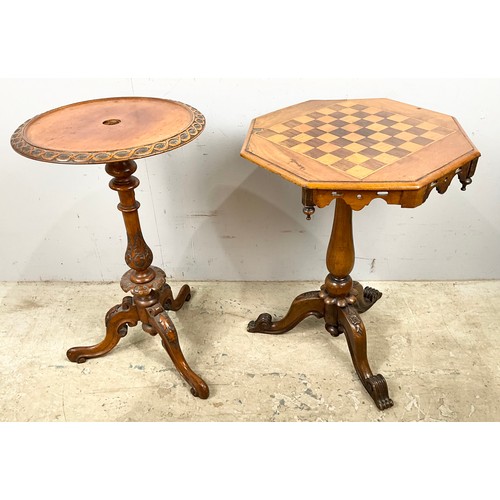 AN ANTIQUE MAHOGANY CHESS TABLE WITH OCTAGONAL TOP, SET ON TURNED ...