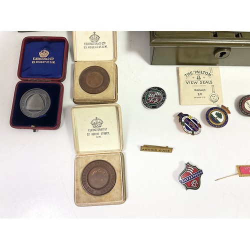 210 - CASH TIN WITH MISC. BOWLS BADGES ETC. TOGETHER WITH VARIOUS CASED SCHOOL GOOD ATTENDANCE MEDALS