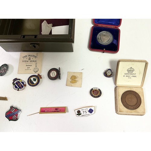210 - CASH TIN WITH MISC. BOWLS BADGES ETC. TOGETHER WITH VARIOUS CASED SCHOOL GOOD ATTENDANCE MEDALS