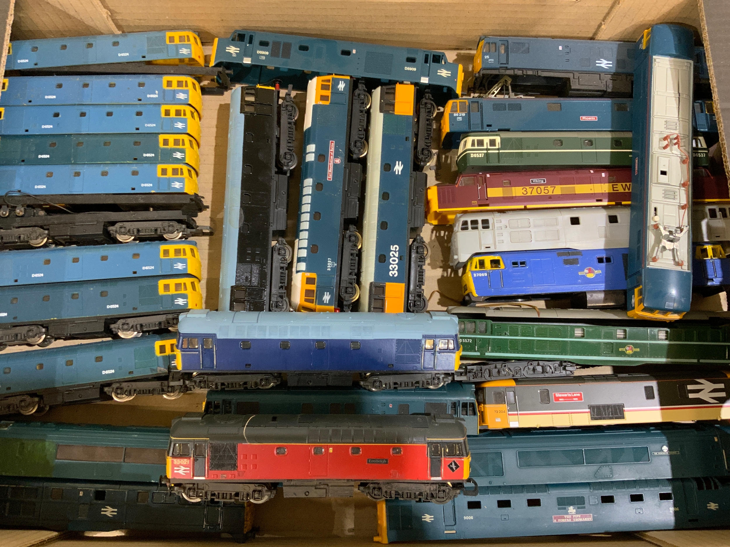 OO & HO MODERN IMAGE LOCOMOTIVES, 5 X LIMA CLASS 33 DIESELS, PLUS A ...