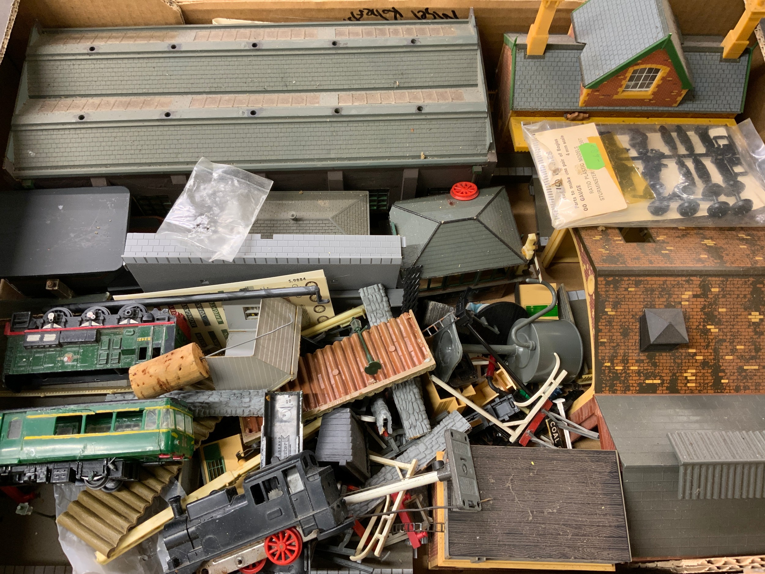 3 BOXES OF MODEL RAILWAY SCENIC ACCESSORIES, INC HOENBY BUILDINGS, SOME ...