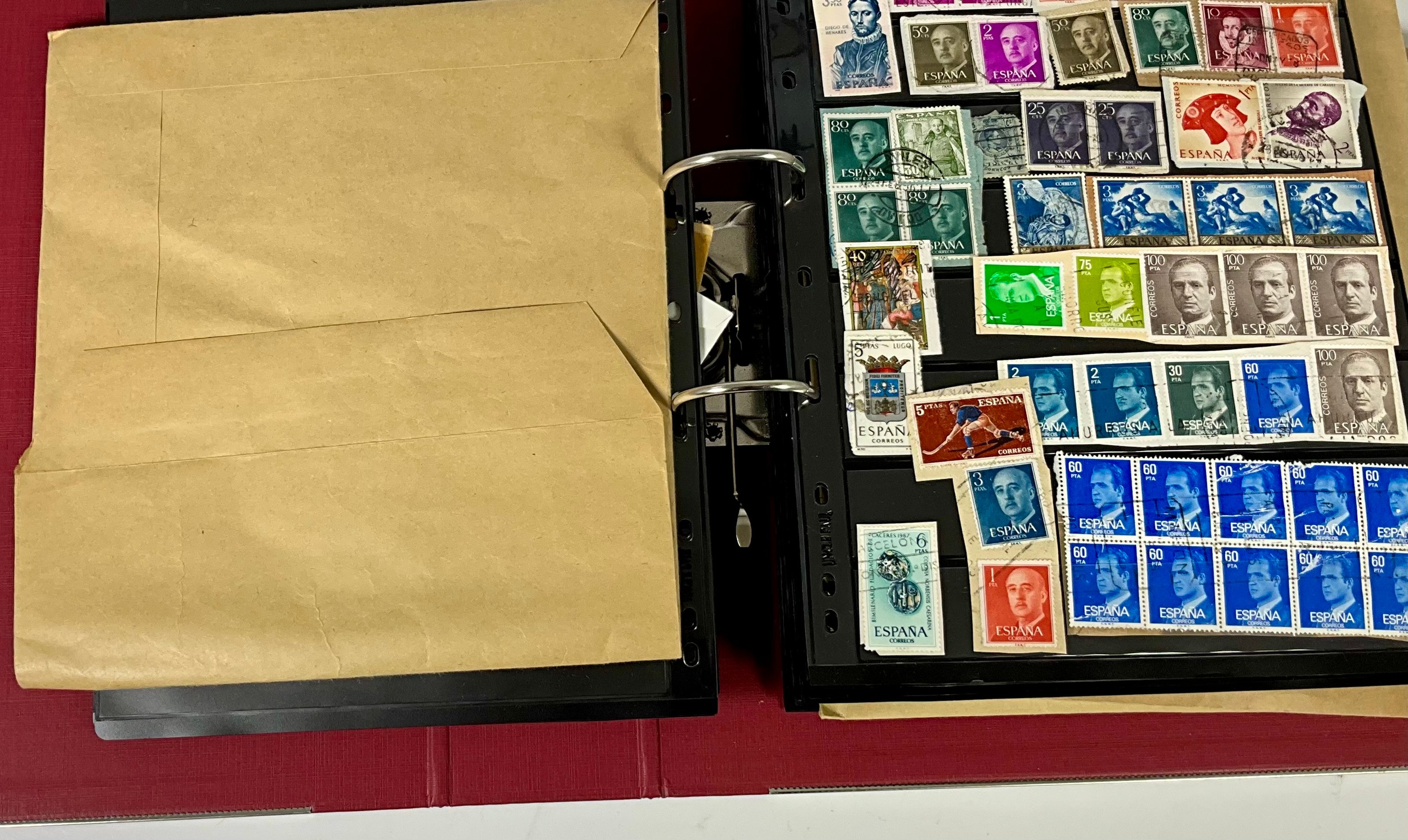 STAMP INTEREST, FOLDER WITH WORLD SORTED INTO COUNTRIES ON SLIP PAGES ...