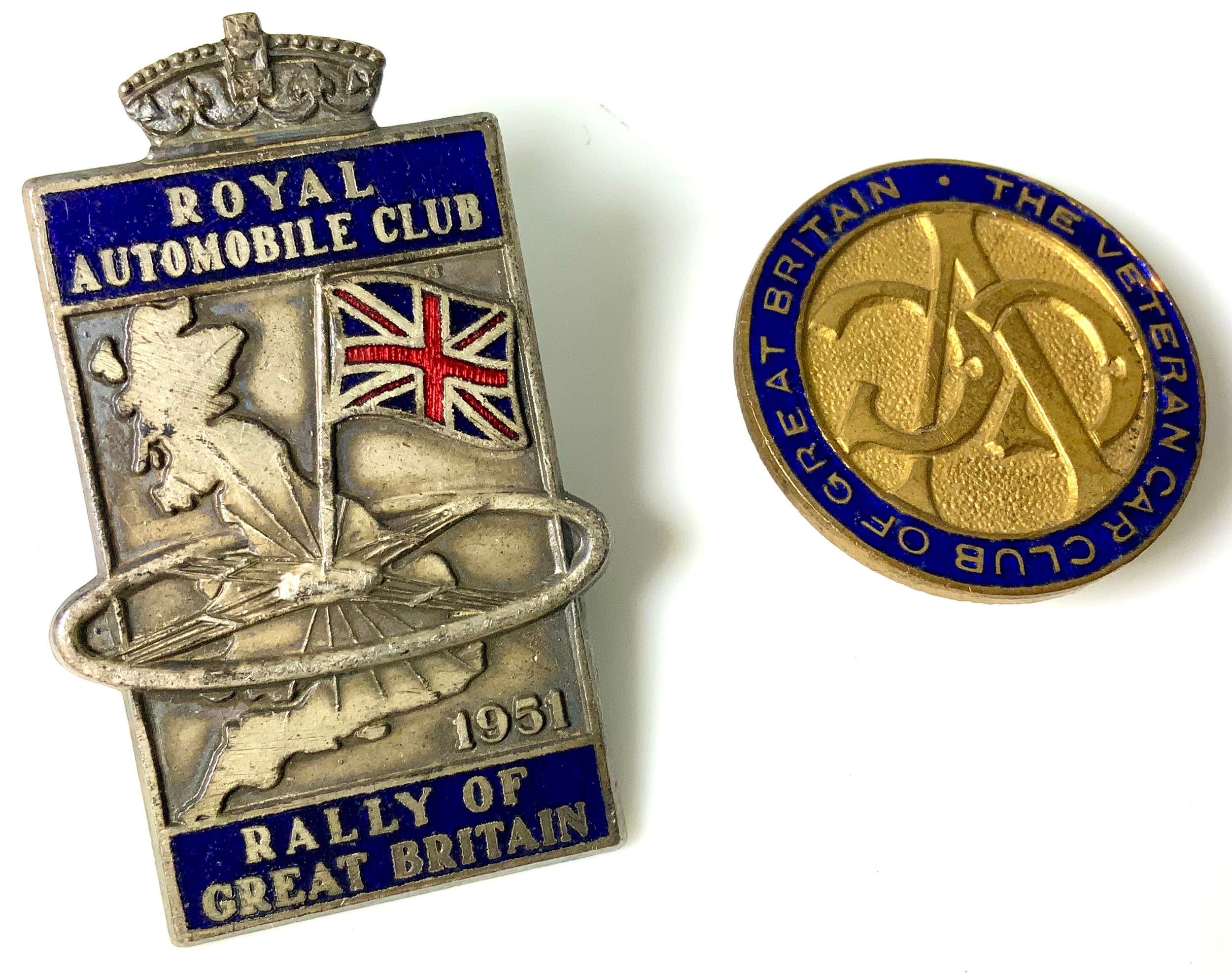 QUANTITY OF VINTAGE CAR BADGES MOUNTED ON A CAR BAR, INC RAC, MG OWNERS ...