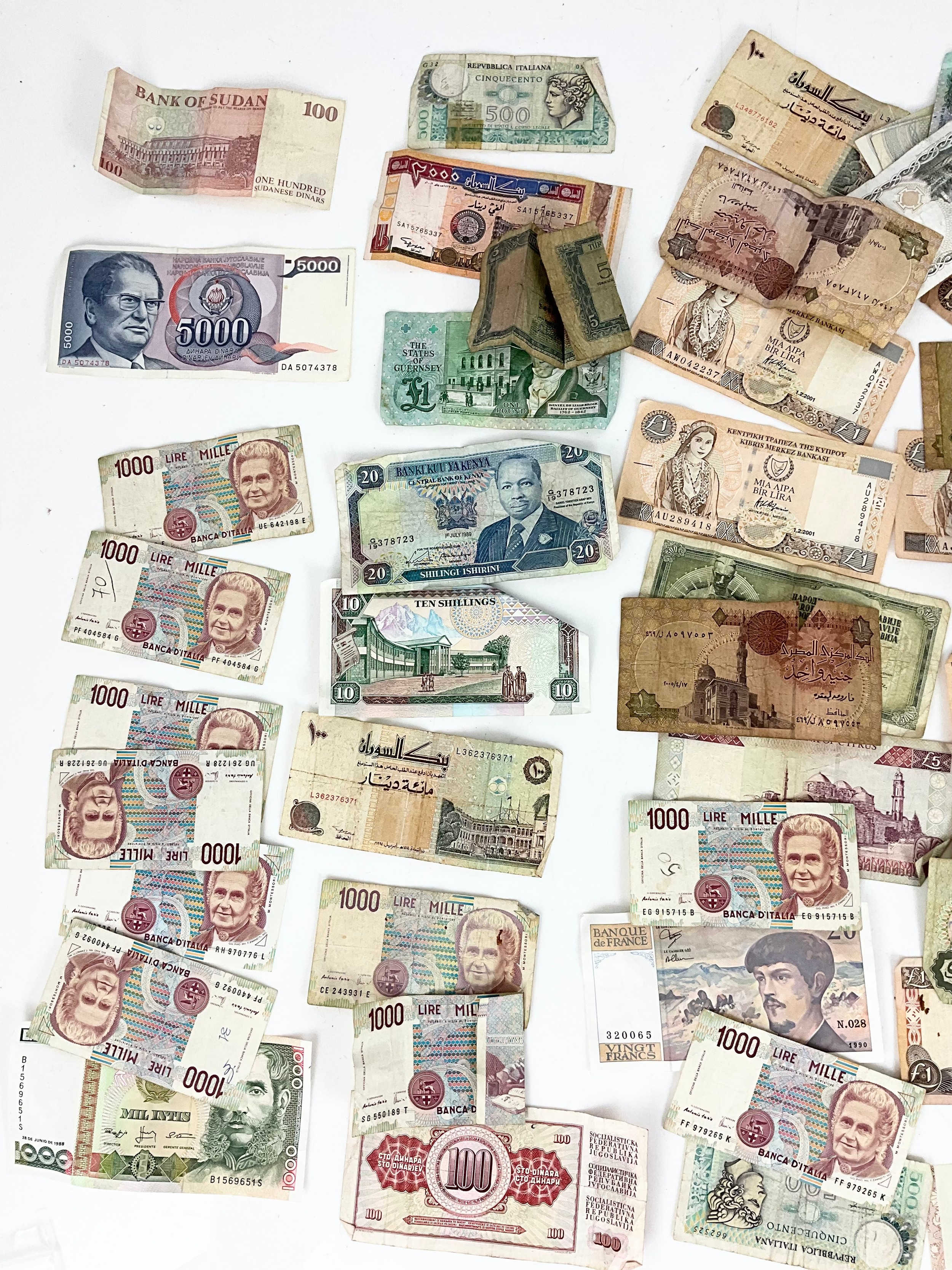 QUANTITY OF MIXED FOREIGN BANK NOTES
