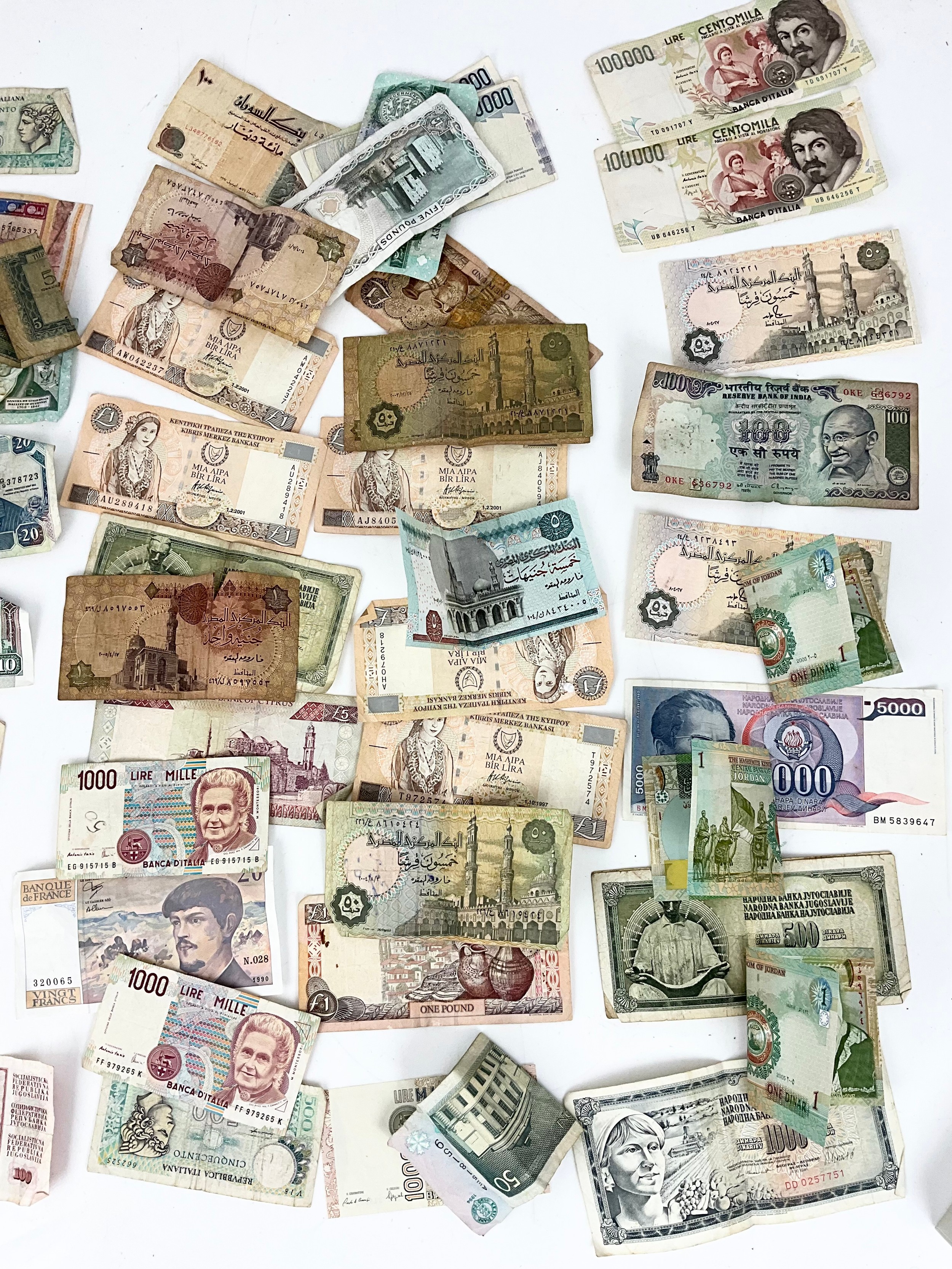 QUANTITY OF MIXED FOREIGN BANK NOTES