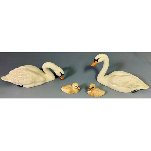 96 - 2 BESWICK SWANS TOGETHER WITH 2 CYGNETS