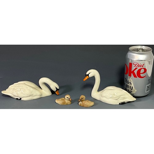96 - 2 BESWICK SWANS TOGETHER WITH 2 CYGNETS