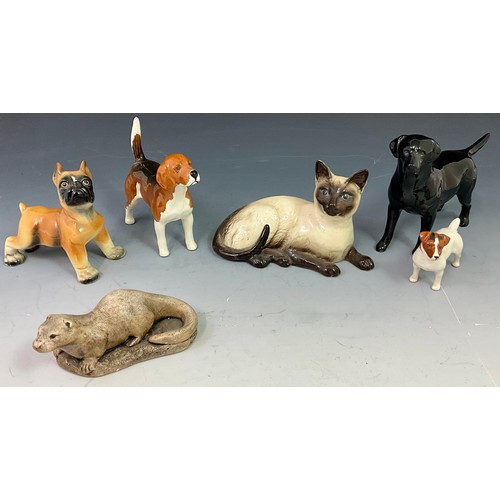 121 - FOUR BESWICK DOG FIGURES INC. BEAGLE. LABRADOR, BULLDOG AND JACK RUSSELL, A ROYAL DOULTON SIAMESE CA... 