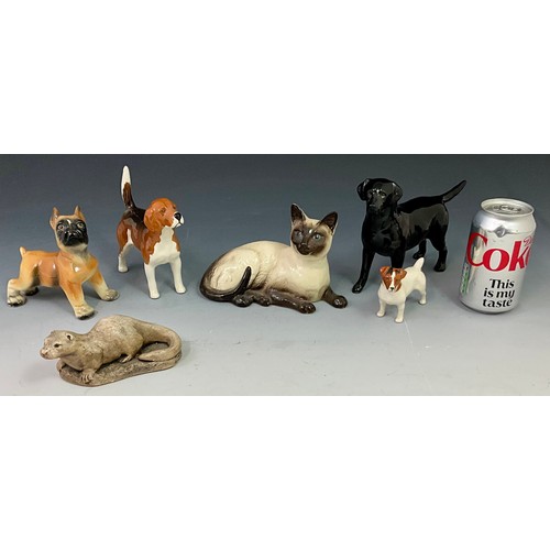 121 - FOUR BESWICK DOG FIGURES INC. BEAGLE. LABRADOR, BULLDOG AND JACK RUSSELL, A ROYAL DOULTON SIAMESE CA... 