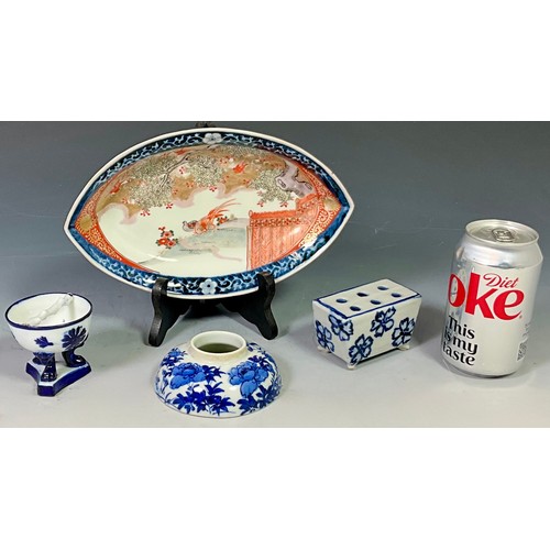 186 - OVAL IMARI PORCELAIN DISH, GZHEL FOOTED BOWL, ORIENTAL JAR (MISSING LID) AND A FAIENCE FLOWER BRICK