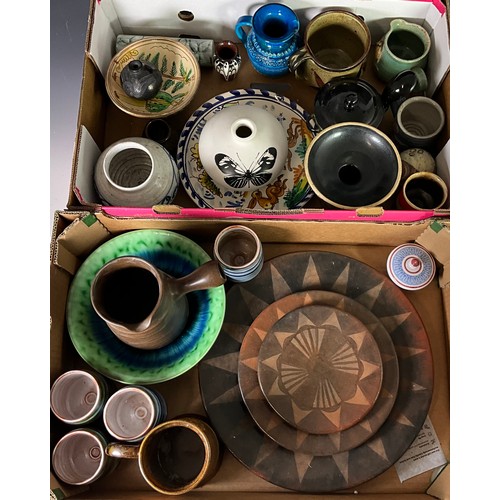 221 - LARGE QUANTITY OF STUDIO POTTERY INC. INDONESIAN, CORNISH AND WELSH EXAMPLES (2 TRAYS)