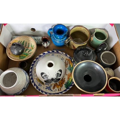 221 - LARGE QUANTITY OF STUDIO POTTERY INC. INDONESIAN, CORNISH AND WELSH EXAMPLES (2 TRAYS)