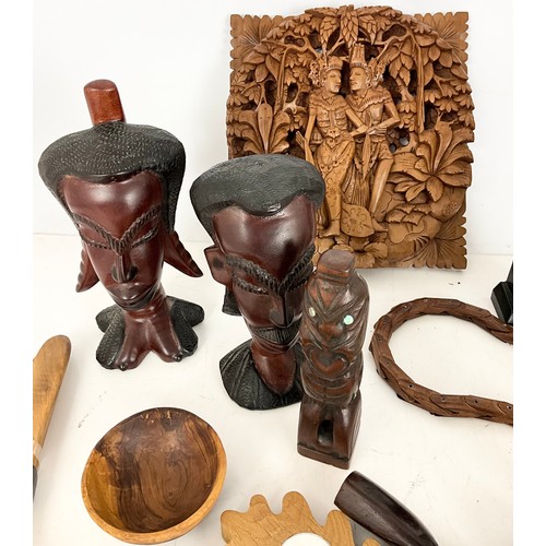 376 - LARGE QUANTITY OF COLLECTABLE TREEN INCLUDING TOURIST WARE