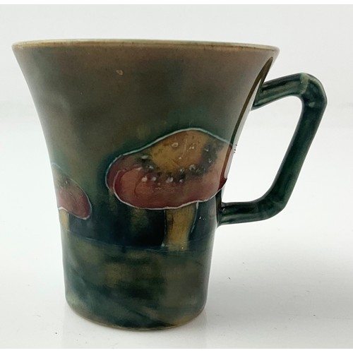 19 - RARE EARLY MOORCROFT POTTERY COFFEE CAN / CUP DECORATED IN THE CLAREMONT PATTERN  WITH SIGNATURE TO ... 