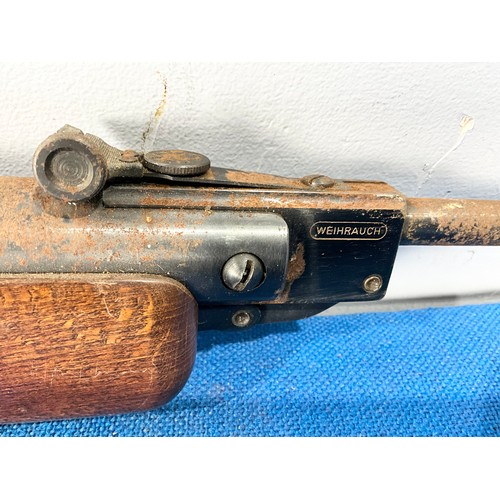 32 - A GERMAN WEIHRUACH HW 35 KAL. 5.5 AIR RIFLE WITH WOODEN STOCK AND WEBLEY & SCOTT 4 X 32 PRO-OPTIC GU... 