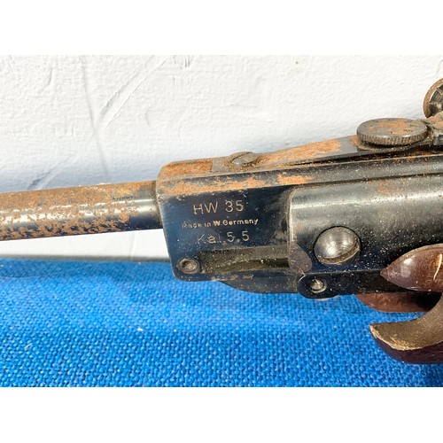 32 - A GERMAN WEIHRUACH HW 35 KAL. 5.5 AIR RIFLE WITH WOODEN STOCK AND WEBLEY & SCOTT 4 X 32 PRO-OPTIC GU... 