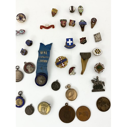 62 - GOOD COLLECTION OF ANTIQUE / VINTAGE BADGES , PINS , MEDALS  INCLUDING SPORTING , SILVER ETC
