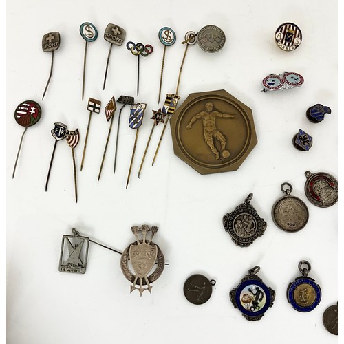62 - GOOD COLLECTION OF ANTIQUE / VINTAGE BADGES , PINS , MEDALS  INCLUDING SPORTING , SILVER ETC