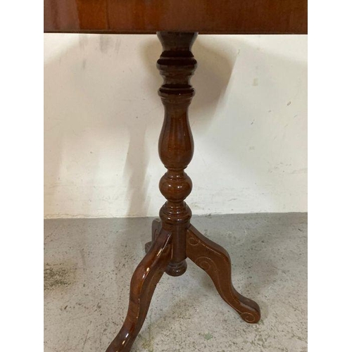 174 - A veneered and inlaid tripod side table (H62cm W54cm)