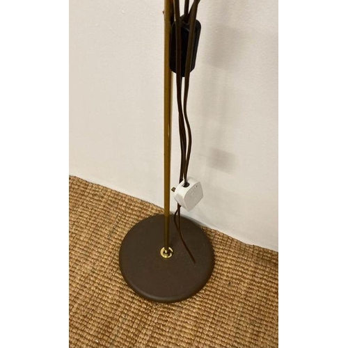 272 - A twin spotlight floor lamp (H146cm)