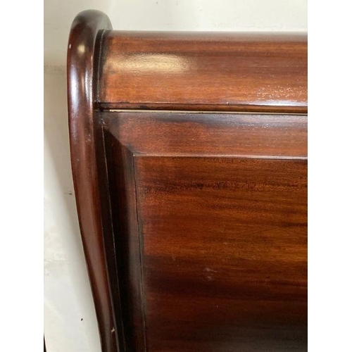 91 - A mahogany sleigh bed with wooden slats and scrolling bed head and stead 5ft x 6ft