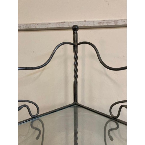 10 - A wrought iron corner unit consisting of five glass shelves (H170cm)
