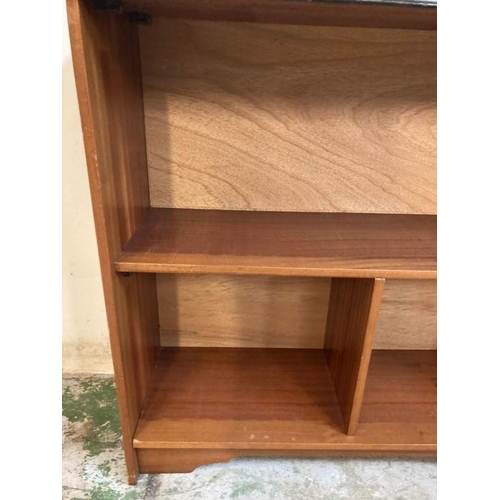 134 - A Mid Century bookcase consisting of a single shelf and two compartments (H89cm W87cm D30cm)