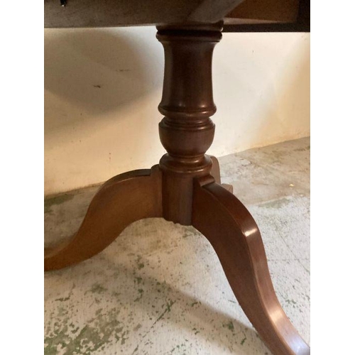 140 - A mahogany oval pedestal dining table on tripod legs (H77cm W120cm D50cm)