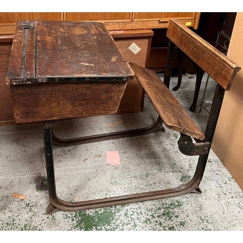 186 - A Victorian children's school desk