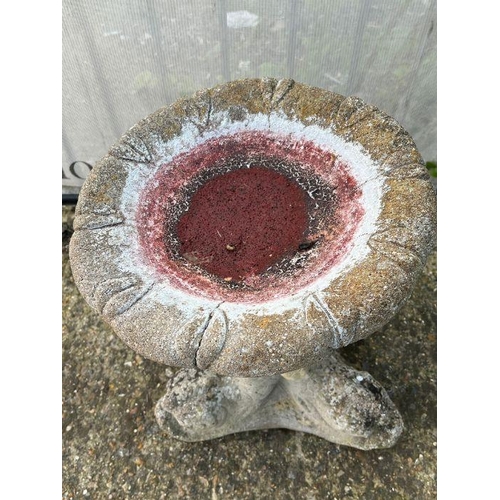 286 - A garden bird bath with stem (Dia36cm H50cm)