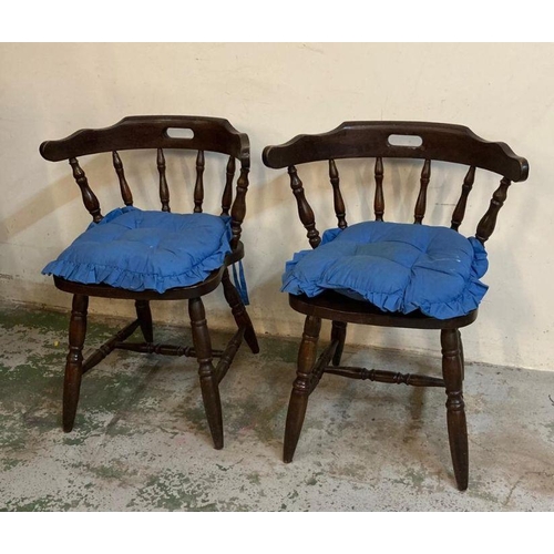 29 - A pair of bow back Windsor chairs on turned legs and stretchers