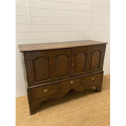 30 - An oak Georgian three drawer and two door dresser (H104cm W150cm D54cm)