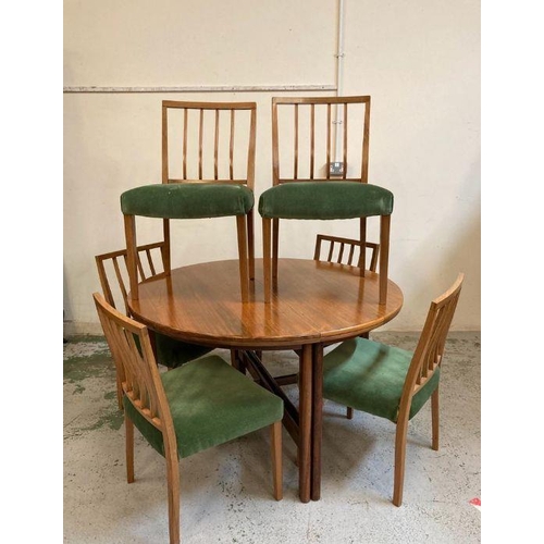 35 - A two leaf Mid Century extendable dining table and six chairs (Dia121cm)