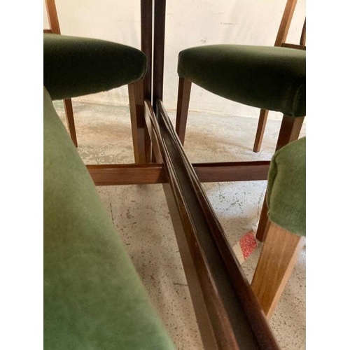 35 - A two leaf Mid Century extendable dining table and six chairs (Dia121cm)