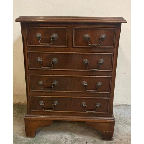 4 - A small mahogany chest of drawers with two short over three graduated drawers and drop handles (H56c... 
