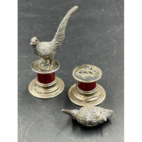 421 - A pair of Edwardian bird themed silver and enamel place card holders on a cylindrical plinth inlaid ... 