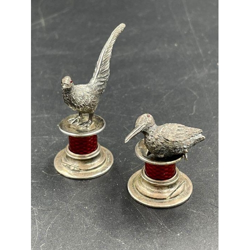 421 - A pair of Edwardian bird themed silver and enamel place card holders on a cylindrical plinth inlaid ... 