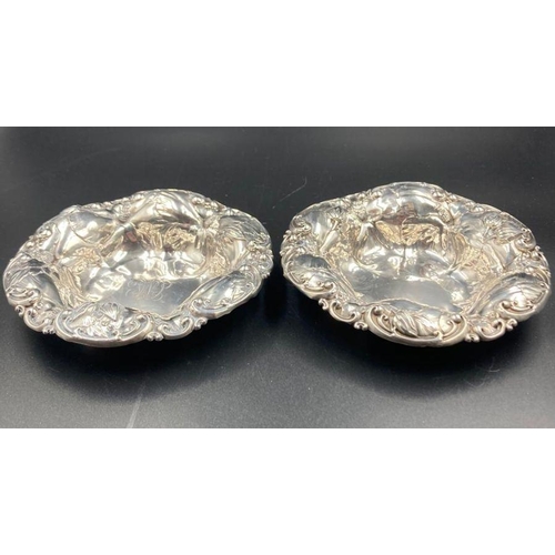 424 - A pair of sterling silver bowls, approximate total weight 125g, both with floriate design.