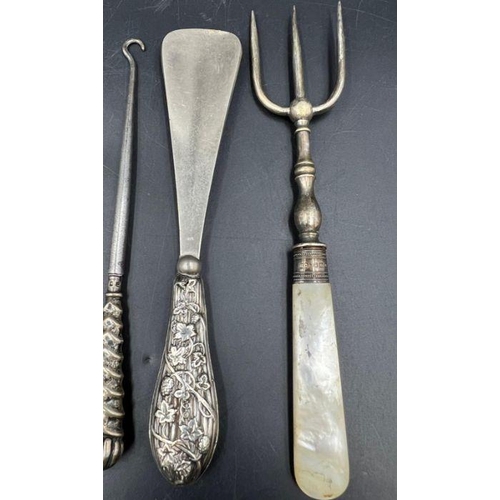 429 - A selection of silver curios, to include button hook, shoehorn , key ring, salts spoons etc