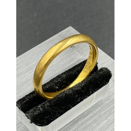 460 - A 22ct gold wedding band (Approximate Total Weight 5.2g)