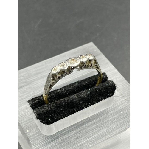 462 - An 18ct gold antique five stone diamond ring (Approximate Total weight 1.8g)