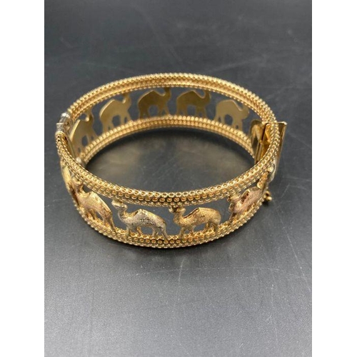 475 - A camel themed bracelet marked 750 (Approximate Total weight 40g)