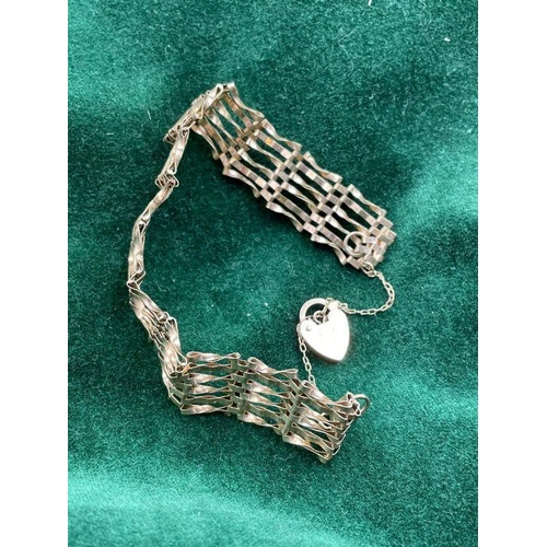 476 - A 9ct gold gate bracelet with heart shaped fastener (Approximate Total Weight 6.6g)