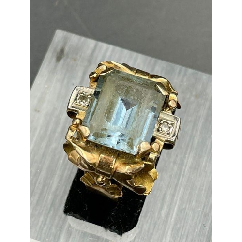 478 - An antique aquamarine and diamond ring on 18ct gold Size P