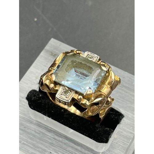 478 - An antique aquamarine and diamond ring on 18ct gold Size P