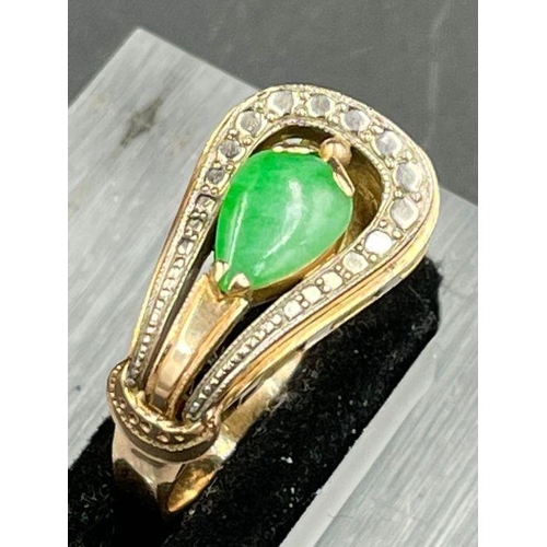 488 - A 14ct gold ring with central Jade stone Size M