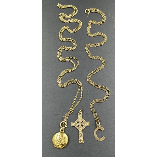 496 - A selection of 9ct gold jewellery to include a locket on chain, Celtic cross and Letter C pendant on... 