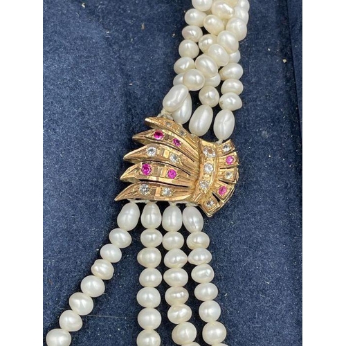 500 - A pearl necklace with a 15ct gold pendant